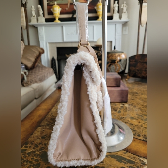 Badgley Mischka Elegant Cream Shearling Handbag - Picture 4 of 9